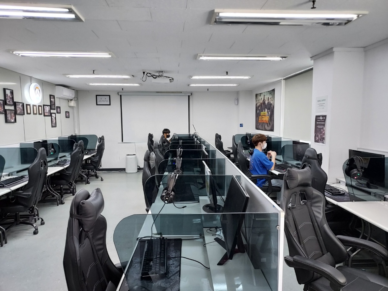 Students practice in a Seoul Game Academy classroom (Lee Si-jin/The Korea Herald)