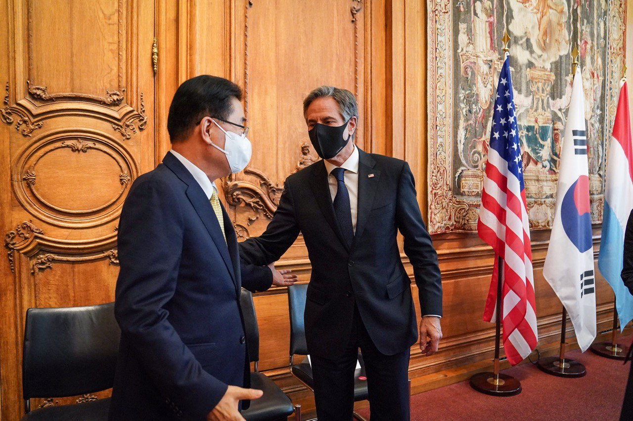 Foreign Minister Chung Eui-yong (left) and his US counterpart, Antony Blinken, meet for a brief session on the sidelines of the Meeting of the OECD Council at Ministerial Level in Paris on Tuesday. (Ministry of Foreign Affairs)