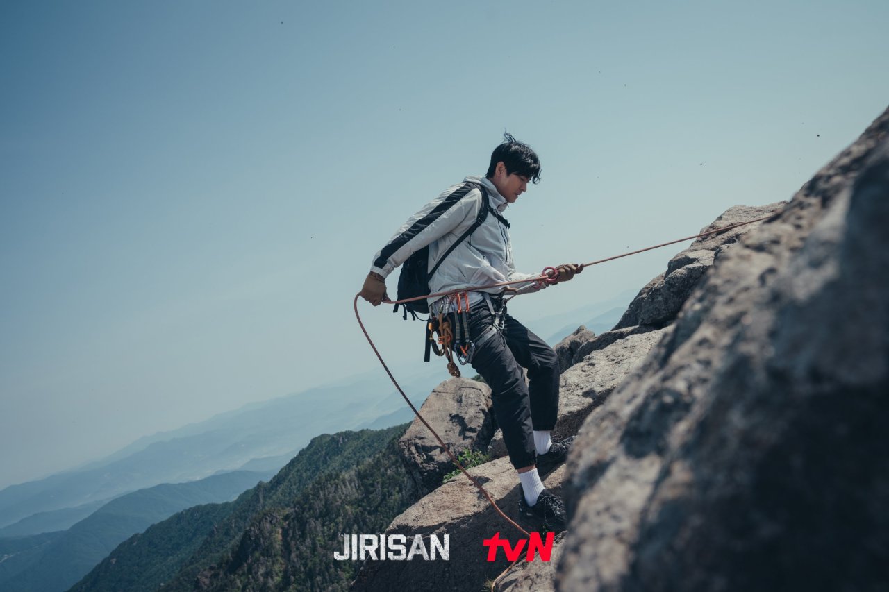Actor Ju Ji-hoon plays rookie ranger Kang Hyun-jo in “Jirisan” (tvN)