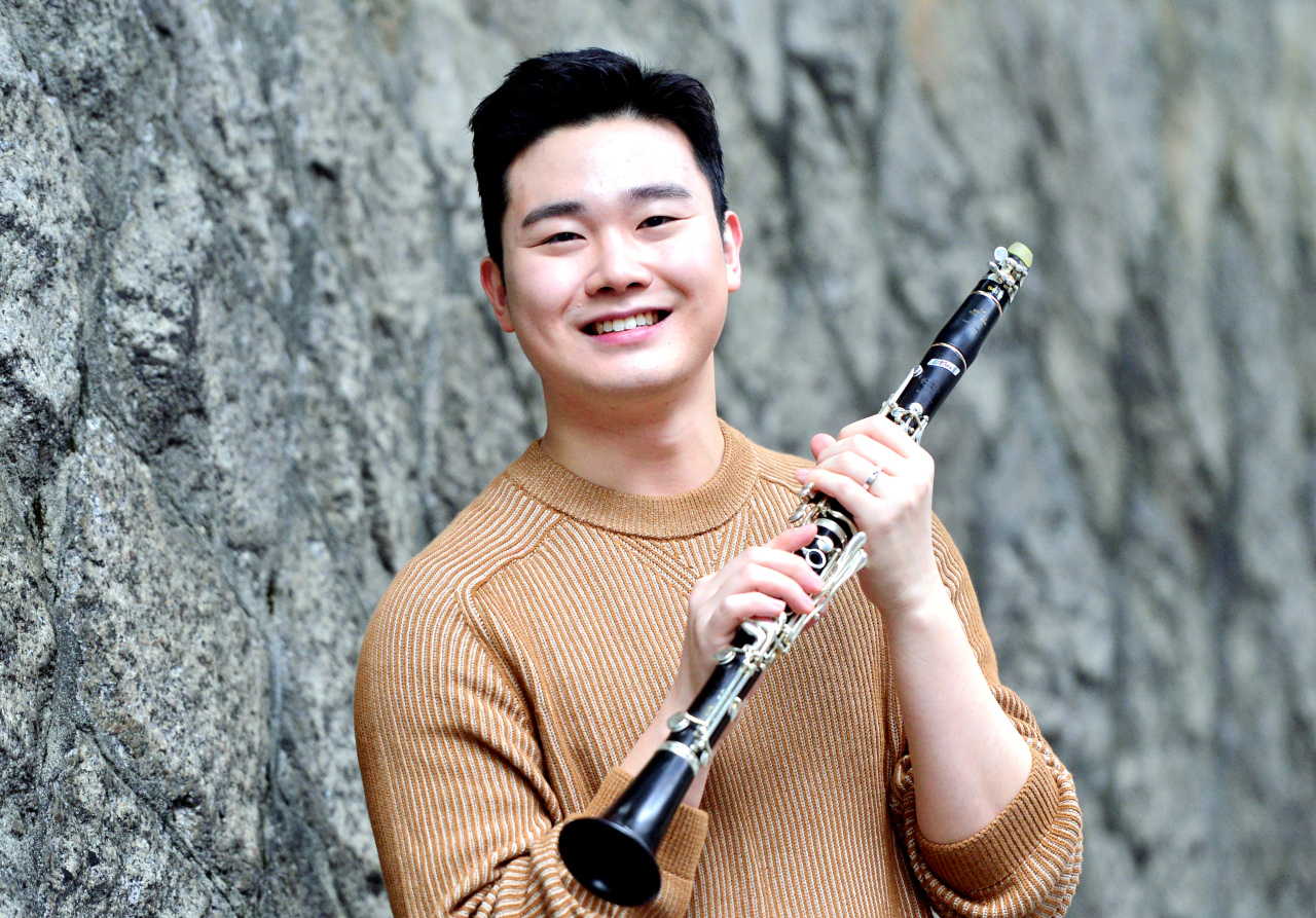 Clarinetist Kim Han poses for photos before an interview with The Korea Herald on Tuesday. (Park Hyun-koo/ The Korea Herald)