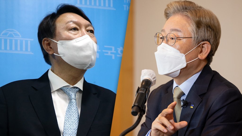 Yoon Seok-youl of the main opposition People Power Party (L) and Lee Jae-myung of the ruling Democratic Party in a photo provided by Yonhap News TV (Yonhap)