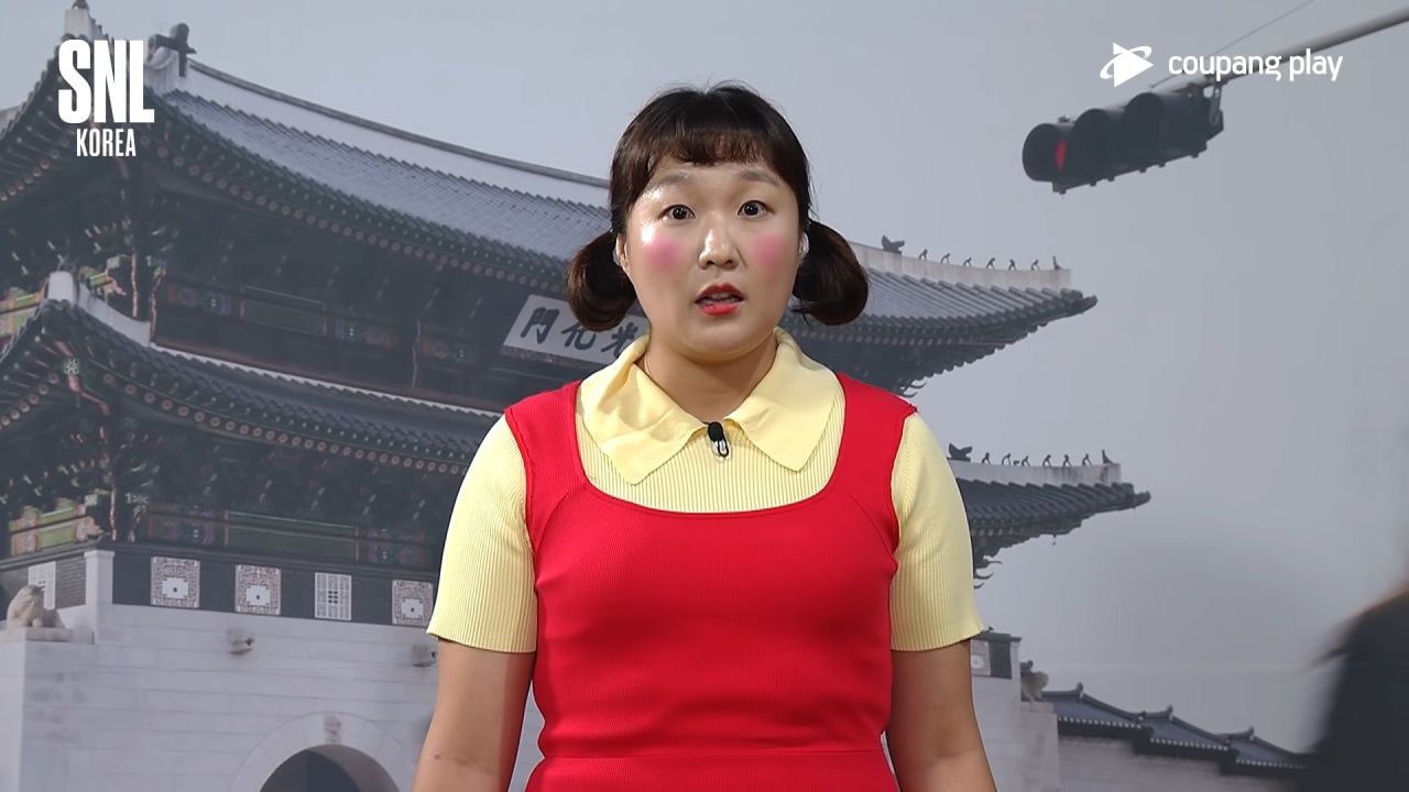 Screenshot of comedian Lee Su-ji parodies an iconic doll from “Squid Game.” (Coupang Play)