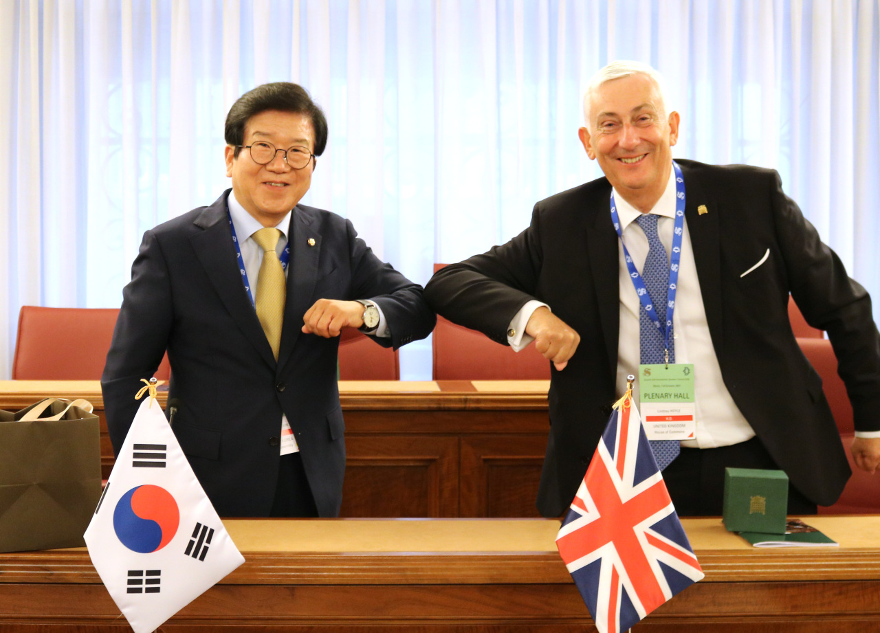 Assembly speaker Park Byeong-seug and Speaker of the House of Commons Lindsay Hoyle (National Assembly)
