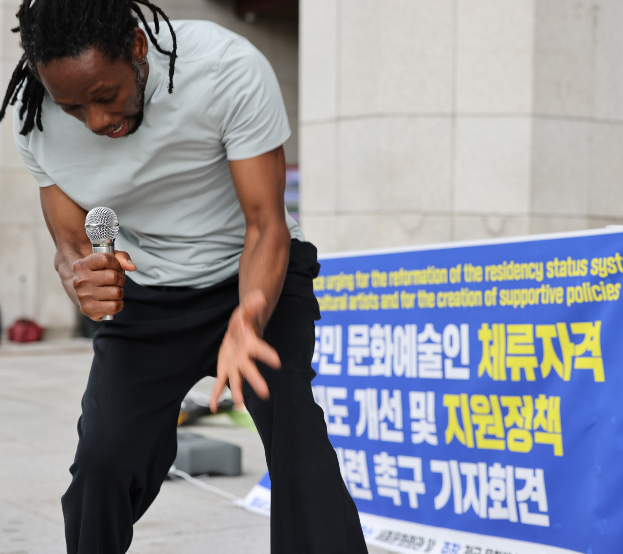 Emmanuel Sanou, head of dance group Koule Kan, who moved to Korea and lives as an artist, performs at a press conference urging to improve support policies for foreign artists in front of the Sejong Center for the Performing Arts in Jongno-gu, Seoul, on Sept. 29. (Yonhap)