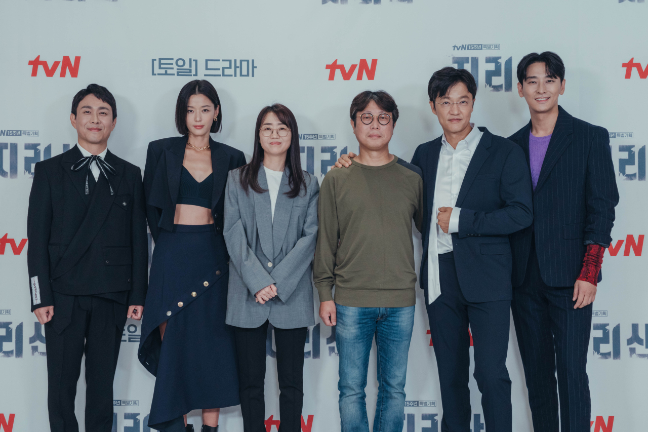 From left: Actors Oh Jung-se, Jun Ji-hyun, screenwriter Kim Eun-hee, cinematographer Choi Sang-muk, actors Cho Han-cheul and Ju Ji-hoon pose for photos after an online press conference Wednesday. (tvN)