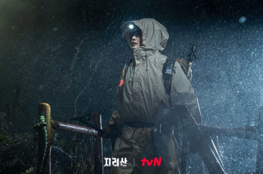 Actor Jun Ji-hyun plays Jirisan National Park’s top ranger Seo Yi-gang in “Jirisan.” (tvN)