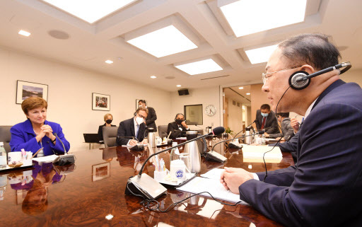 South Korean Finance Minister Hong Nam-ki (right) speaks at a meeting with Kristalina Georgieva (left), managing director of the International Monetary Fund, in Washington on Tuesday on the sidelines of the G-20 finance ministers and central bank governors meeting. (Yonhap)
