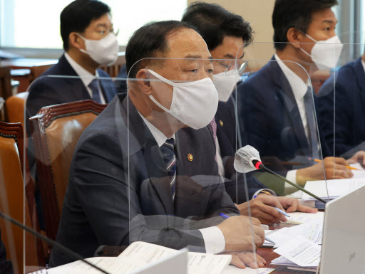 Finance and Economy Minister Hong Nam-ki answers questions during a parimentary hearing seasion on Wednesday. (Yonhap)