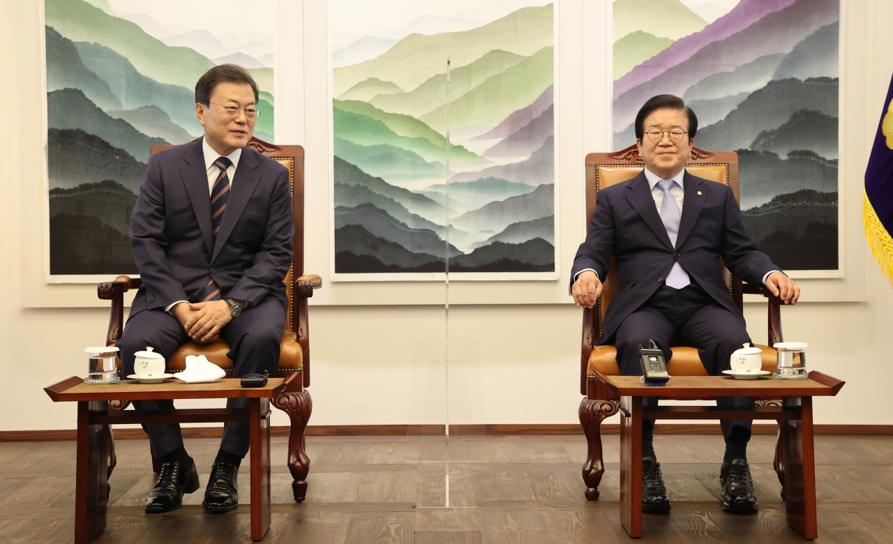 문재인 대통령(왼쪽)과 박병석 국회의장이 20일 서울 여의도 국회에서 국정연설을 하고 있다.  (연합)