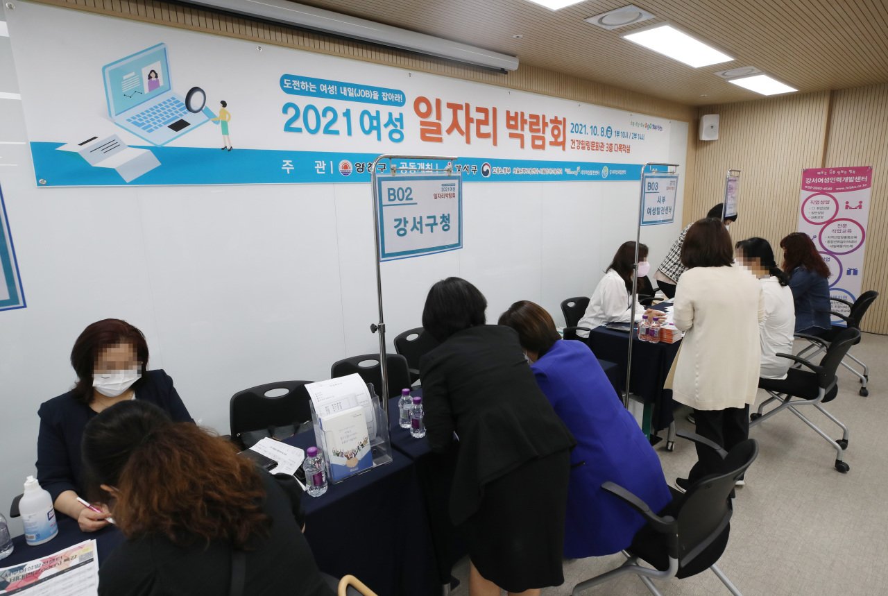 A job fair for women is held at Yangcheon-gu Office in Seoul on Oct. 8. (Yonhap)
