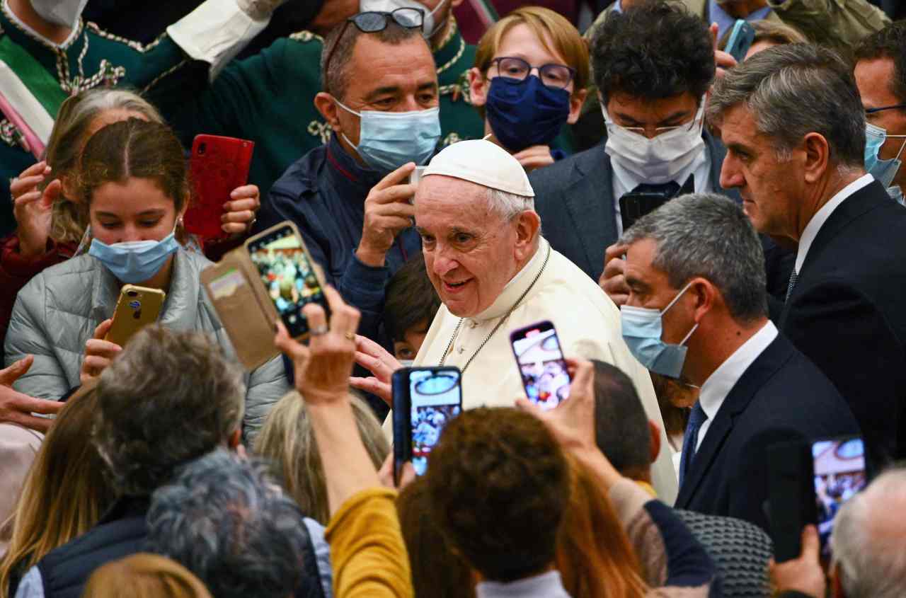 Pope Francis (center) greets the faithful the end of the weekly general audience, at Paul-VI hall in the Vatican on Wednesday. (AFP-Yonhap)