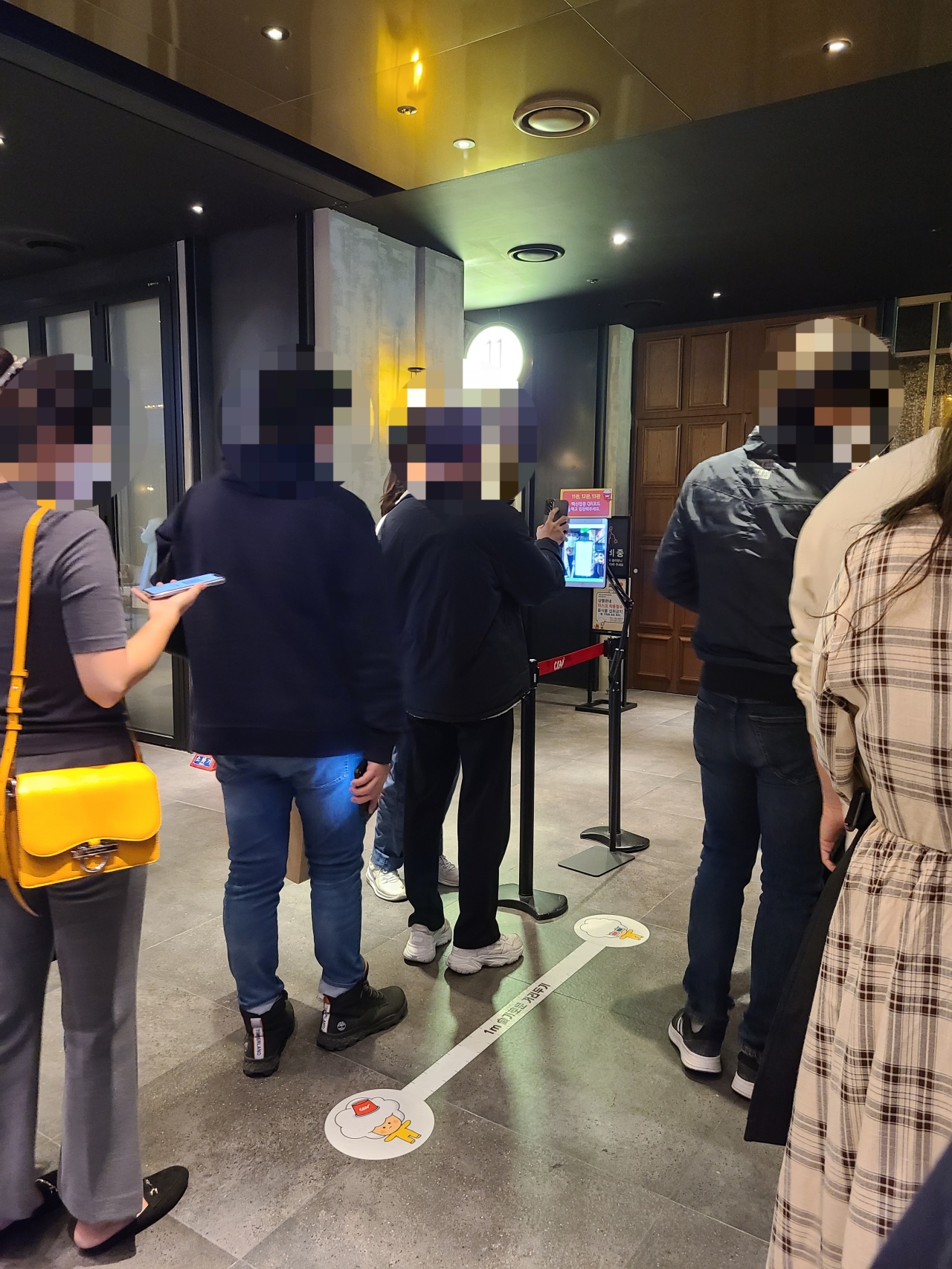 20일 오후 서울 중구 CGV용산 백신통로에 들어서기 전 관객들이 QR코드를 스캔하기 위해 줄을 서고 있다.  (성승현/코리아헤럴드)