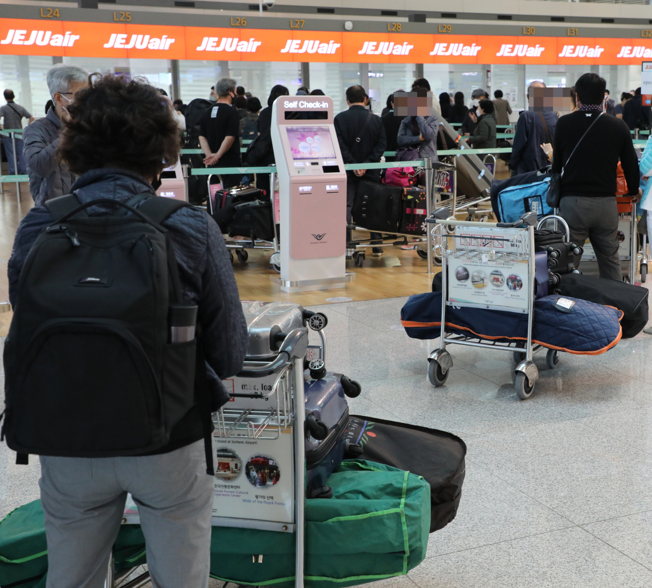 The number of passengers flying overseas is expected to further increase with the rollout of the government’s “living with COVID-19” scheme. (Yonhap)