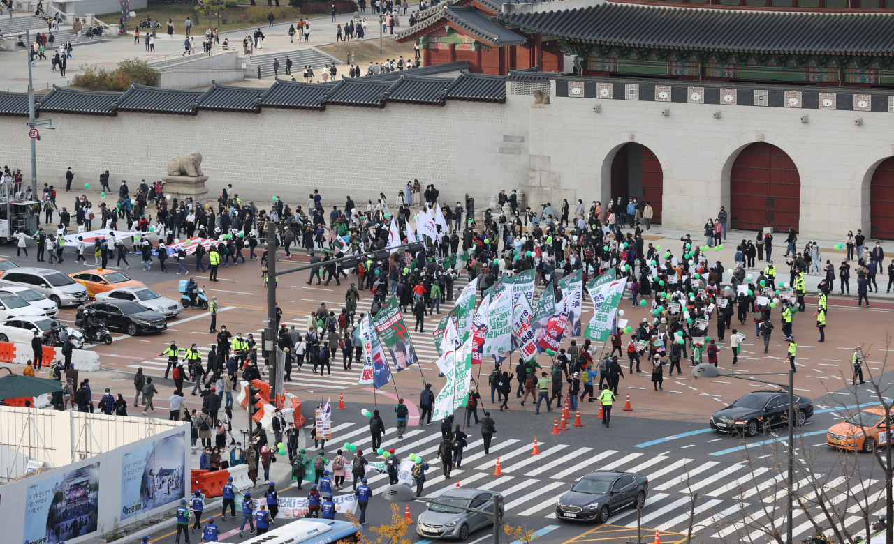 Protesters hold rallies at Gwanghwamun Square on Saturday. (Yonhap)