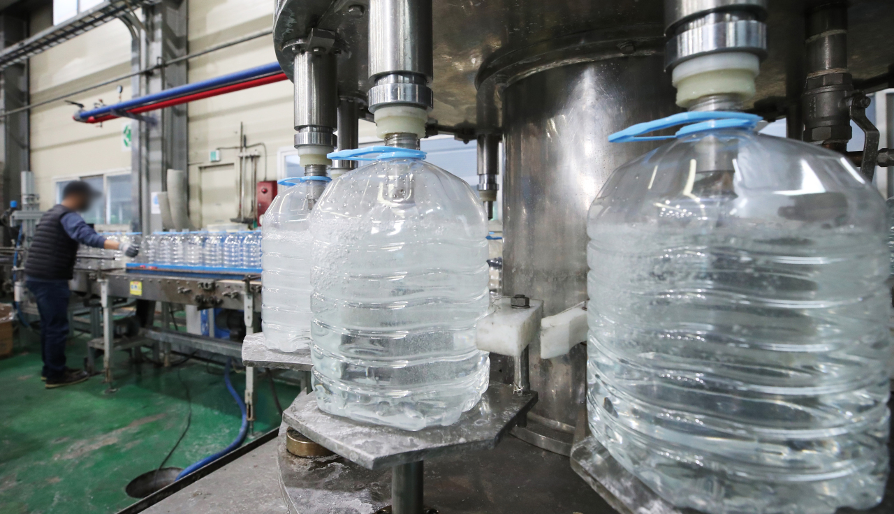 This photo taken Wednesday, shows urea water solution at a factory in Ansan, 42 kilometers south of Seoul, amid a supply crunch of the product that is used to reduce emissions in diesel vehicles. (Yonhap)