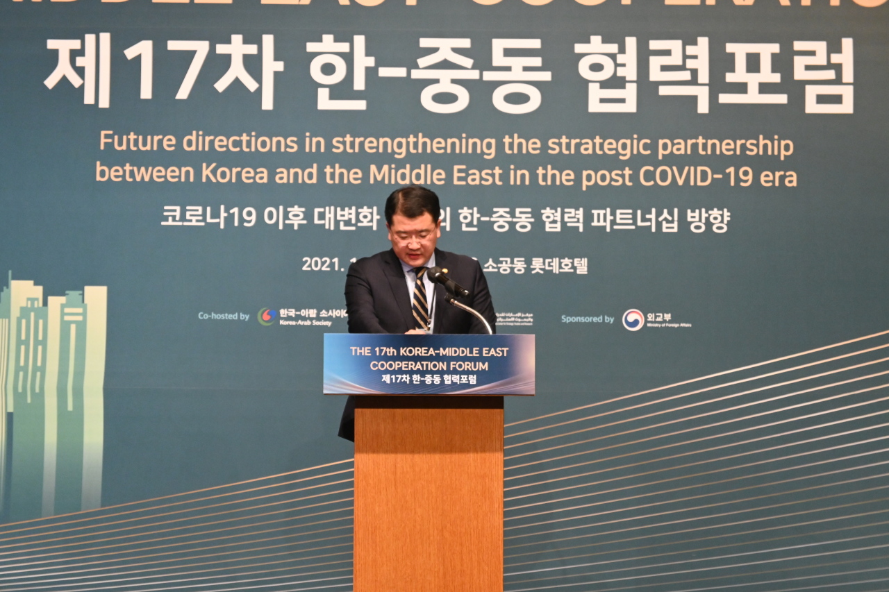 نائب وزير خارجية كوريا الجنوبية تشوي جونغ كون يلقي كلمة رئيسية في منتدى التعاون بين كوريا والشرق الأوسط.  (سانجاي كومار / ذا كوريا هيرالد)