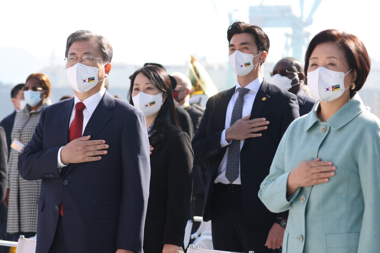President Moon Jae-in (L) attends a christening ceremony of a floating LNG platform at a shipyard in Geoje Island, about 400 kilometers south of Seoul, on Monday. (Yonhap)