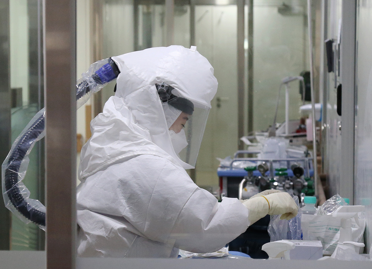 A nurse in full protective gear works at a ward for serious COVID-19 cases in Gachon University Gil Medical Center in Incheon, west of Seoul, on Tuesday. (Yonhap)