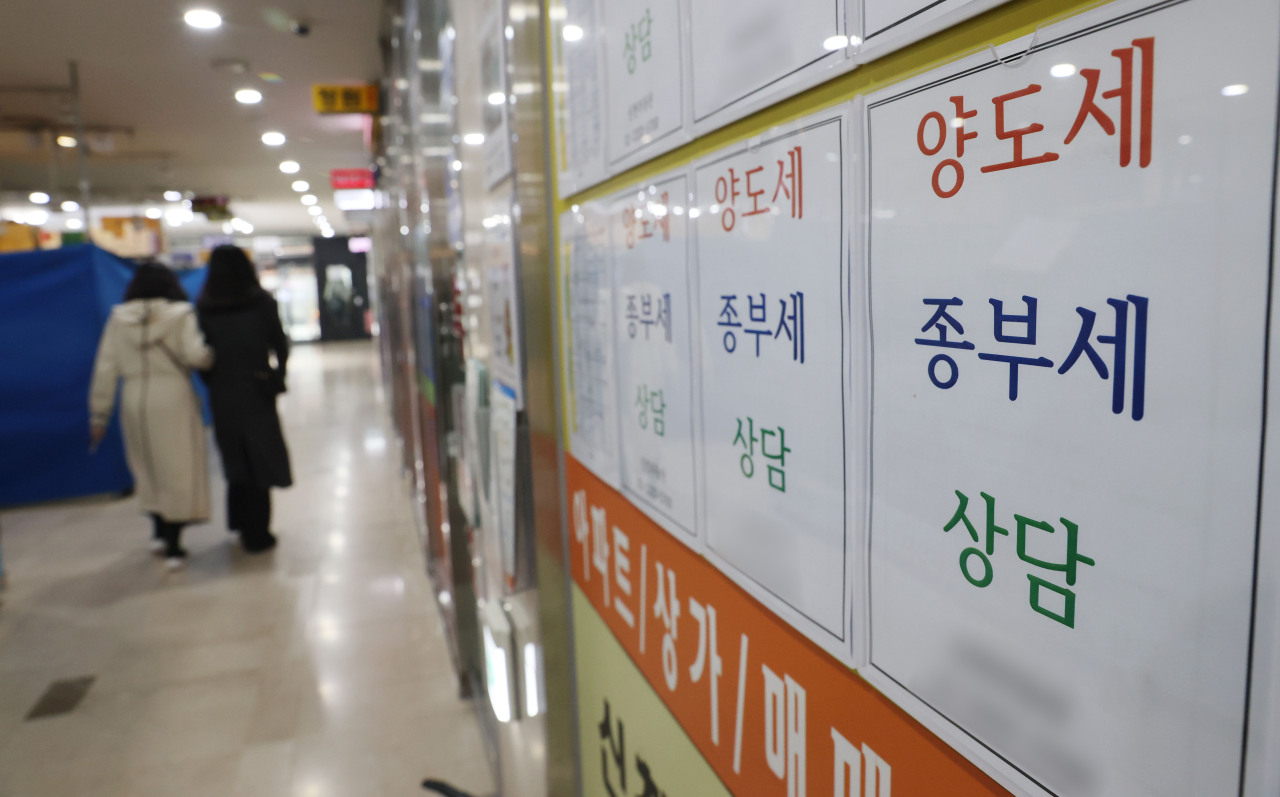 Consulting services are offered for comprehensive real estate tax and capital gains tax payments at a real estate agency in Songpa-gu, Seoul, Sunday. (Yonhap)