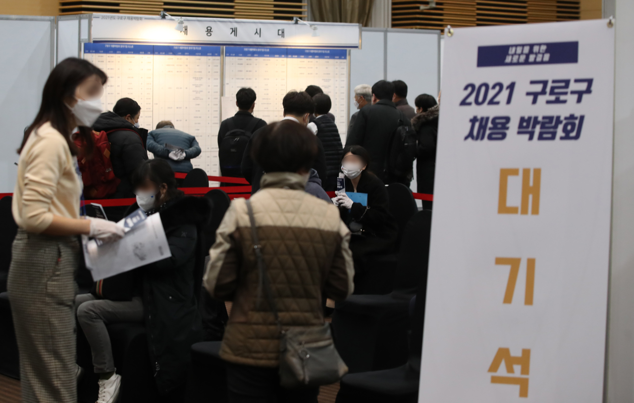 A job fair is held in Guro-dong, Seoul, Tuesday. (Yonhap)