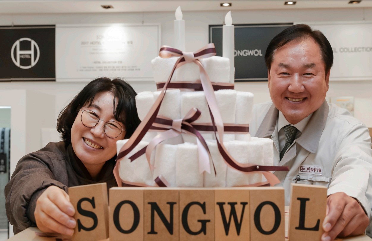 Songwol Towel CEO Park Byung-dae (right) poses for a photograph. (Songwol Towel)