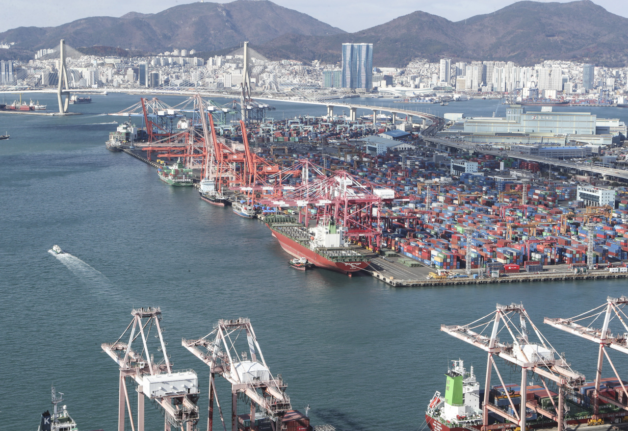 A container terminal at Busan Harbor (Yonhap)