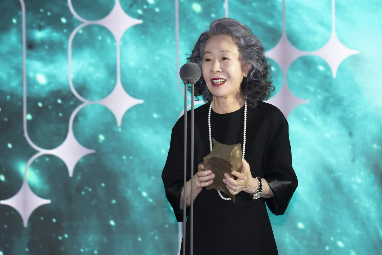 Youn Yuh-jung wins at the 2021 Visionary Awards at the CJ ENM Center in Mapo-gu, western Seoul, Wednesday. (CJ ENM)