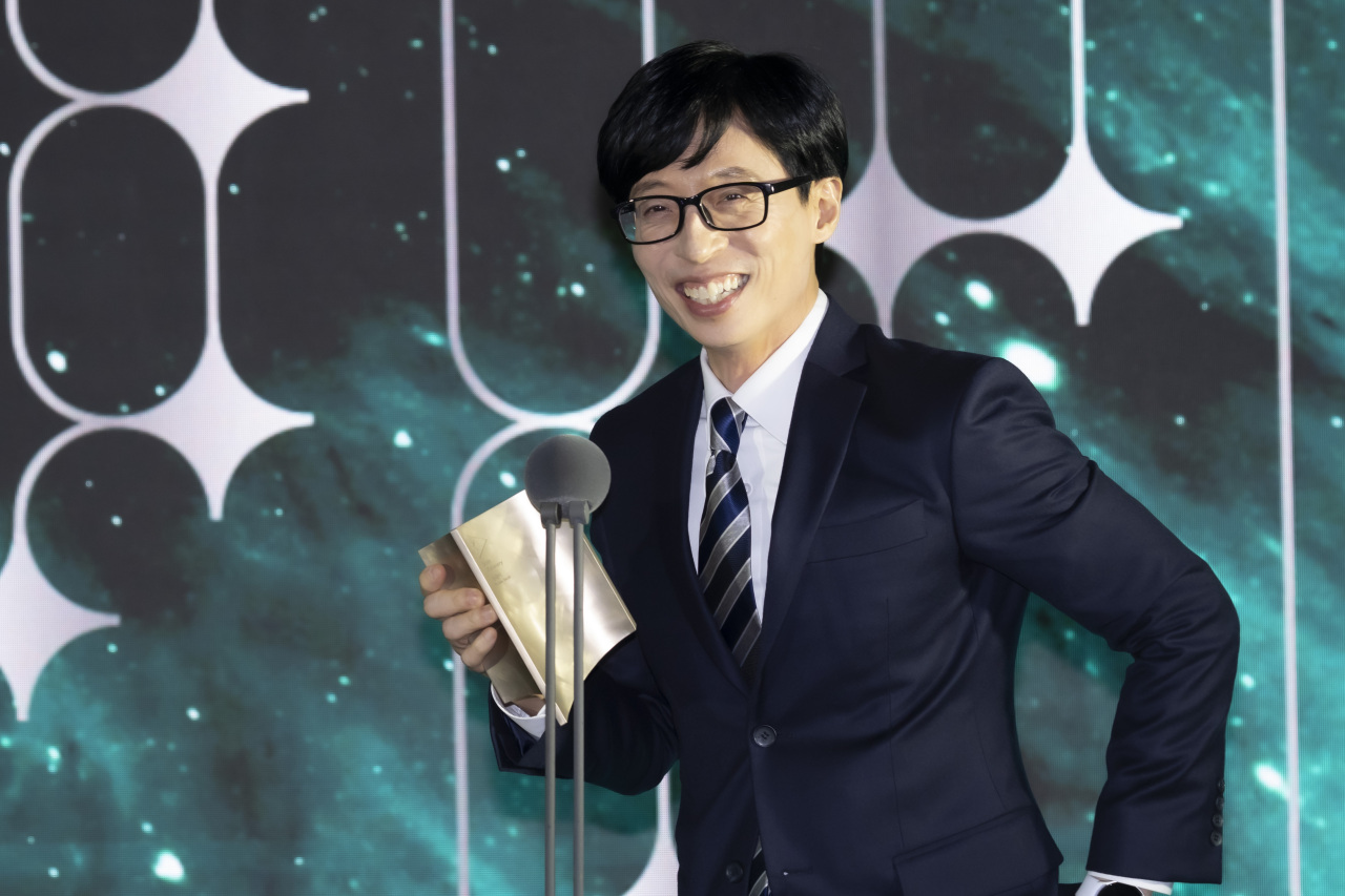 Comedian Yoo Jae-suk wins at the 2021 Visionary Awards at the CJ ENM Center in Mapo-gu, western Seoul, Wednesday. (CJ ENM)