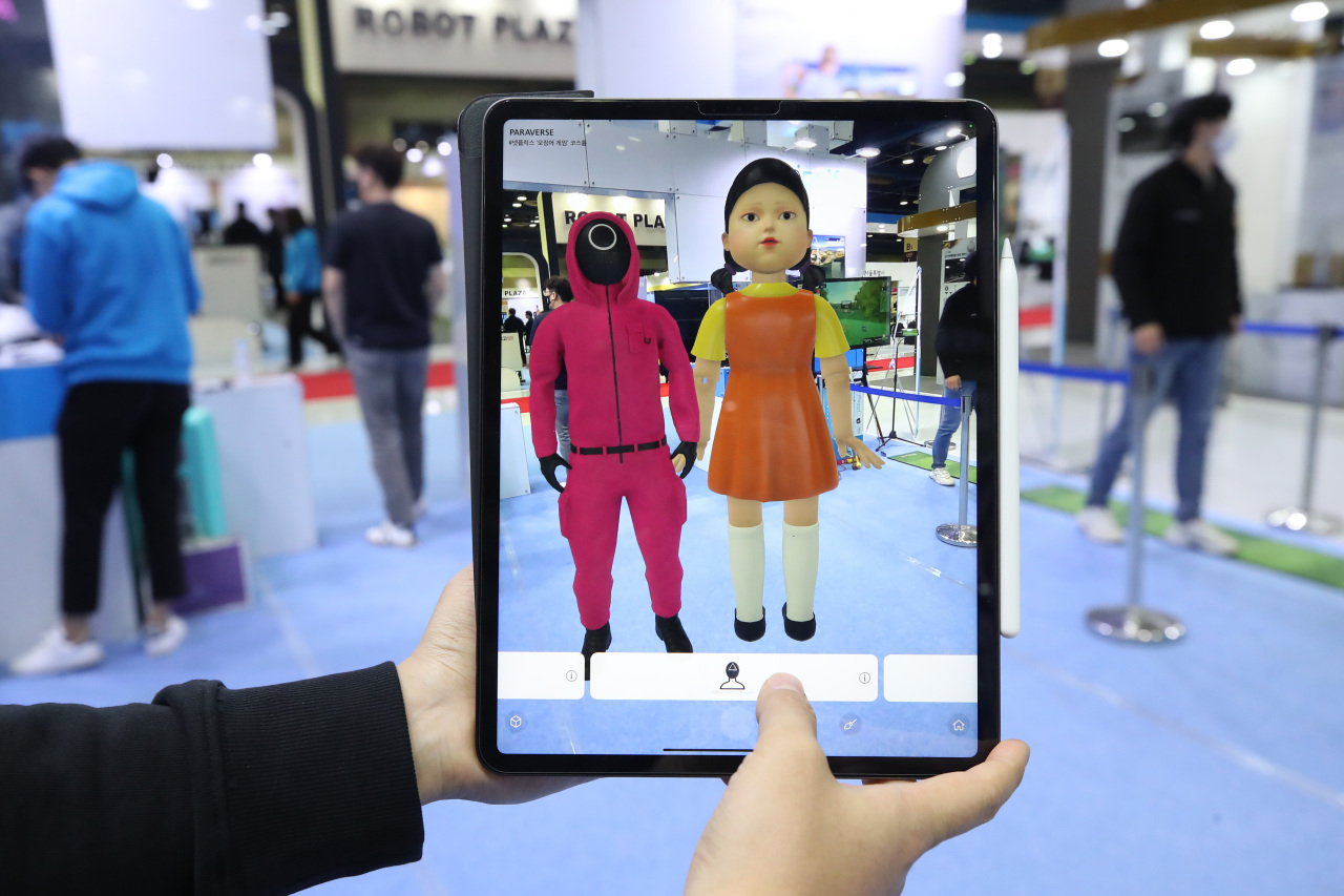 An official at the 2021 Korea Intellectual Property shows a virtual fitting system application based on augmented reality technology at Coex in Seoul on Wednesday. (Yonhap)