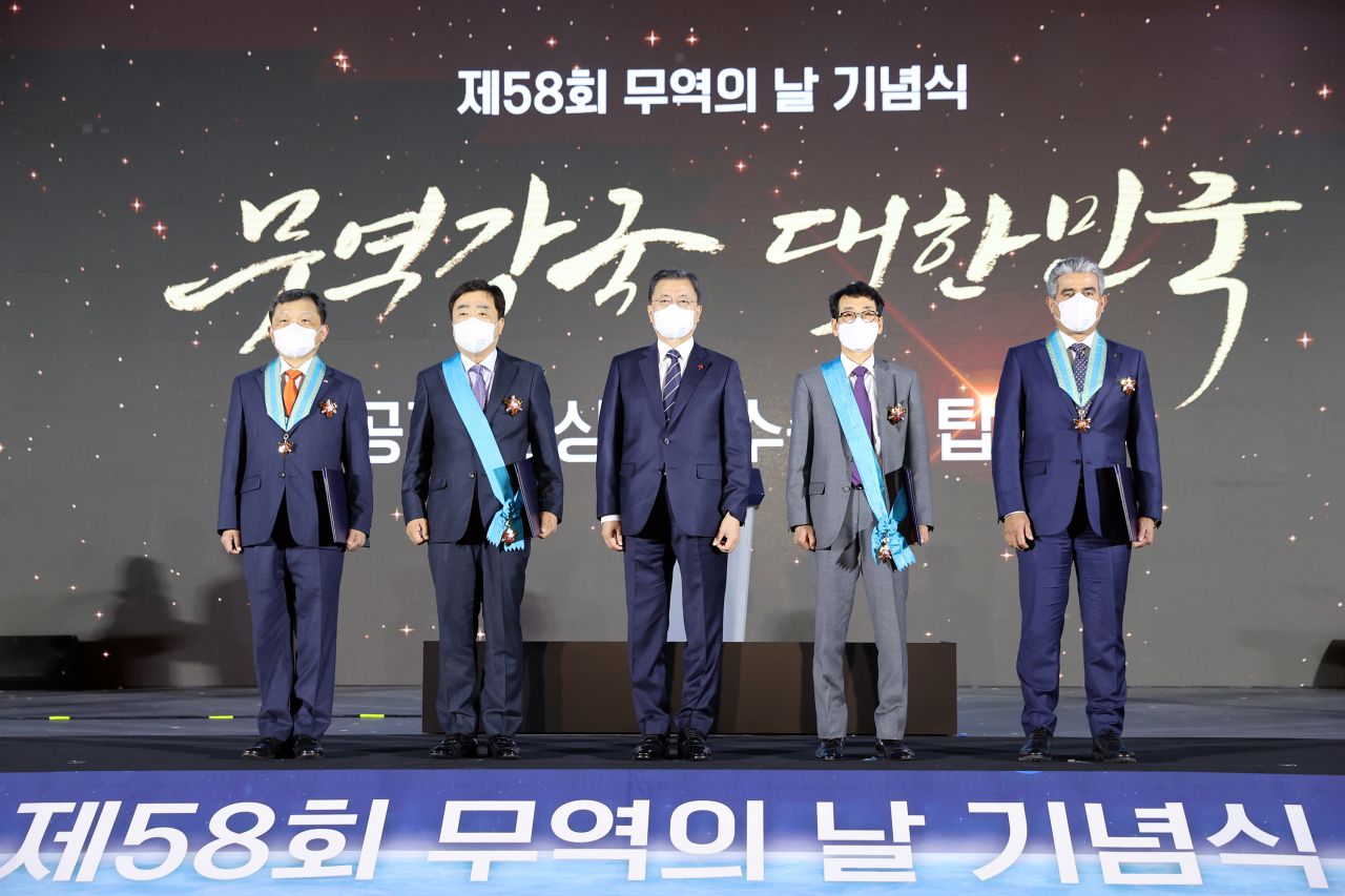 President Moon Jae-in (C) poses with awardees during a ceremony to mark the 58th Trade Day at a convention center in Seoul on Monday. (Yonhap)