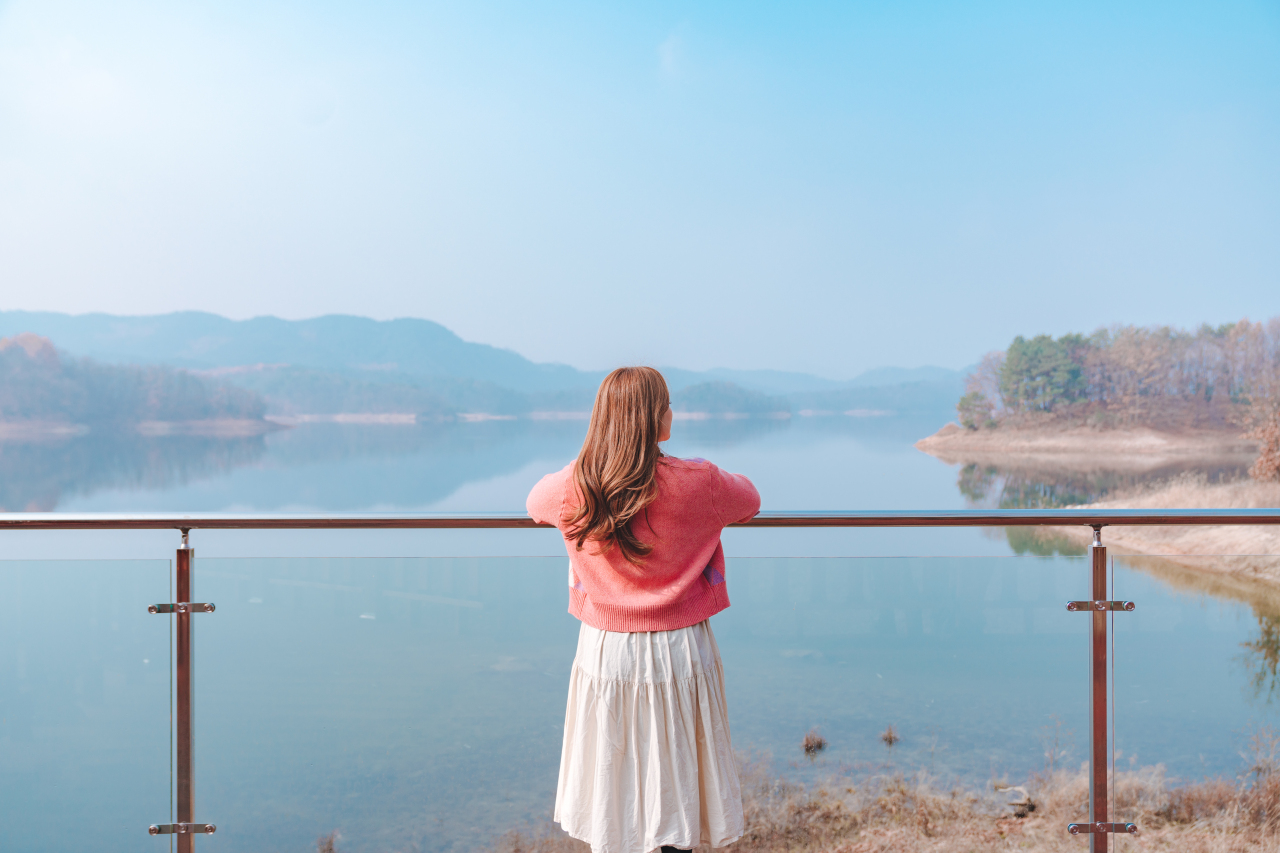 Peaceful lake view in Hoengseong, Gangwon Province (Korea Tourism Organization)