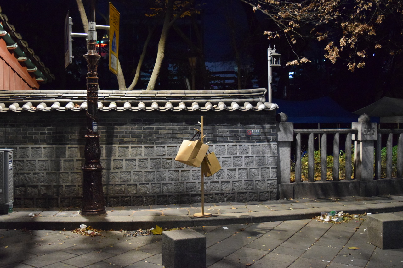 Lee’s “Warm Coat Hangers” is seen behind Seoul City Hall. (Lee Hyo-yeol)