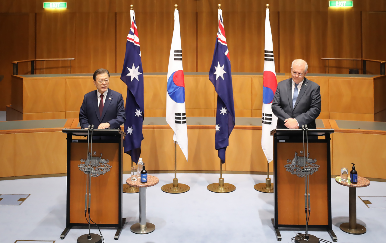 South Korean President Moon Jae-in (L) and Australia's Prime Minister Scott Morrison hold a joint press conference after their summit talks at the Parliament House in Canberra on Monday. Moon arrived in Australia the previous day for a four-day state visit. (Yonhap)