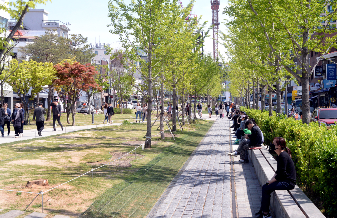 People take a rest at Gyeongui Line Forest Park in Donggyo-dong, Mapo-gu, Seoul. The park along a stretch of an old railway that once connected Seoul to Sinuiju in North Korea was completed in 2016. (The Korea Herald)