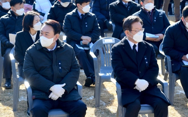 Ruling Democratic Party of Korea’s presidential candidate Lee Jae-myung (right) and the main opposition People Power Party nominee Yoon Suk-yeol attend the ceremony commemorating the 89th anniversary of the martyrdom of Yun Bong-gil in Seoul on Sunday. (Yonhap)