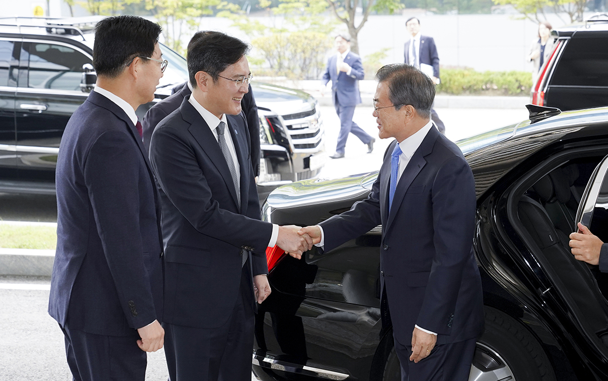 President Moon Jae-in and Samsung chief Lee Jae-yong shake hands ahead of Samsung Display's new investment and win-win cooperation agreement ceremony in October 2019. (Cheong Wa Dae)