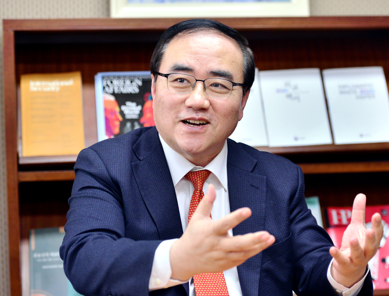 Professor Kim Sung-han of Korea University’s Graduate School of International Studies, who serves as the key foreign policy adviser for Yoon Suk-yeol, speaks during an interview with The Korea Herald at his office in Seoul. (Park Hyun-koo/The Korea Herald)