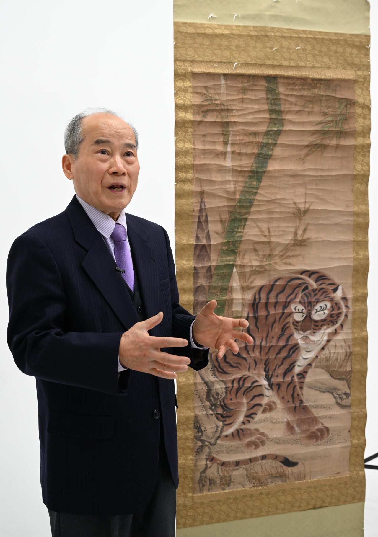 “Painting of Intrepidity” by Lee San, whose pen name is Myeongdang, was unveiled by Lee Young-soo, an emeritus professor at Dankook University at Herald Square in Seoul on Wednesday.