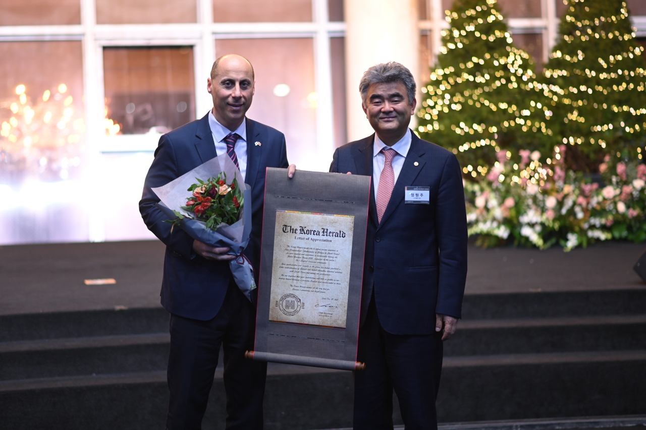 Georgian Ambassador to Korea Otar Berdzenishvili receives Appreciation Letter from The Herald Corporation Chairman Jung Won-ju for arranging a wine tasting event at the Eurasian Economic and Cultural Forum on Wednesday.