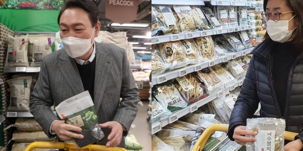 The left photo shows Yoon Suk-yeol, presidential candidate of the People Power Party, holding a package of beans at a Emart supermarket on Jan. 8. Seen in the right is the party's former floor leader Na Kyung-won buying anchovies. (Yonhap/ Na's facebook)