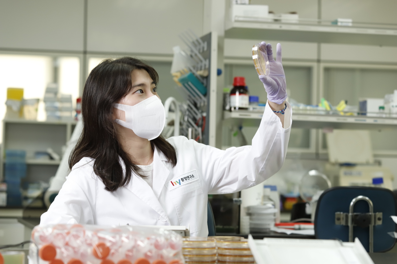 A researcher at Korea Yakult tests a specimen at the company's laboratory. (Korea Yakult)