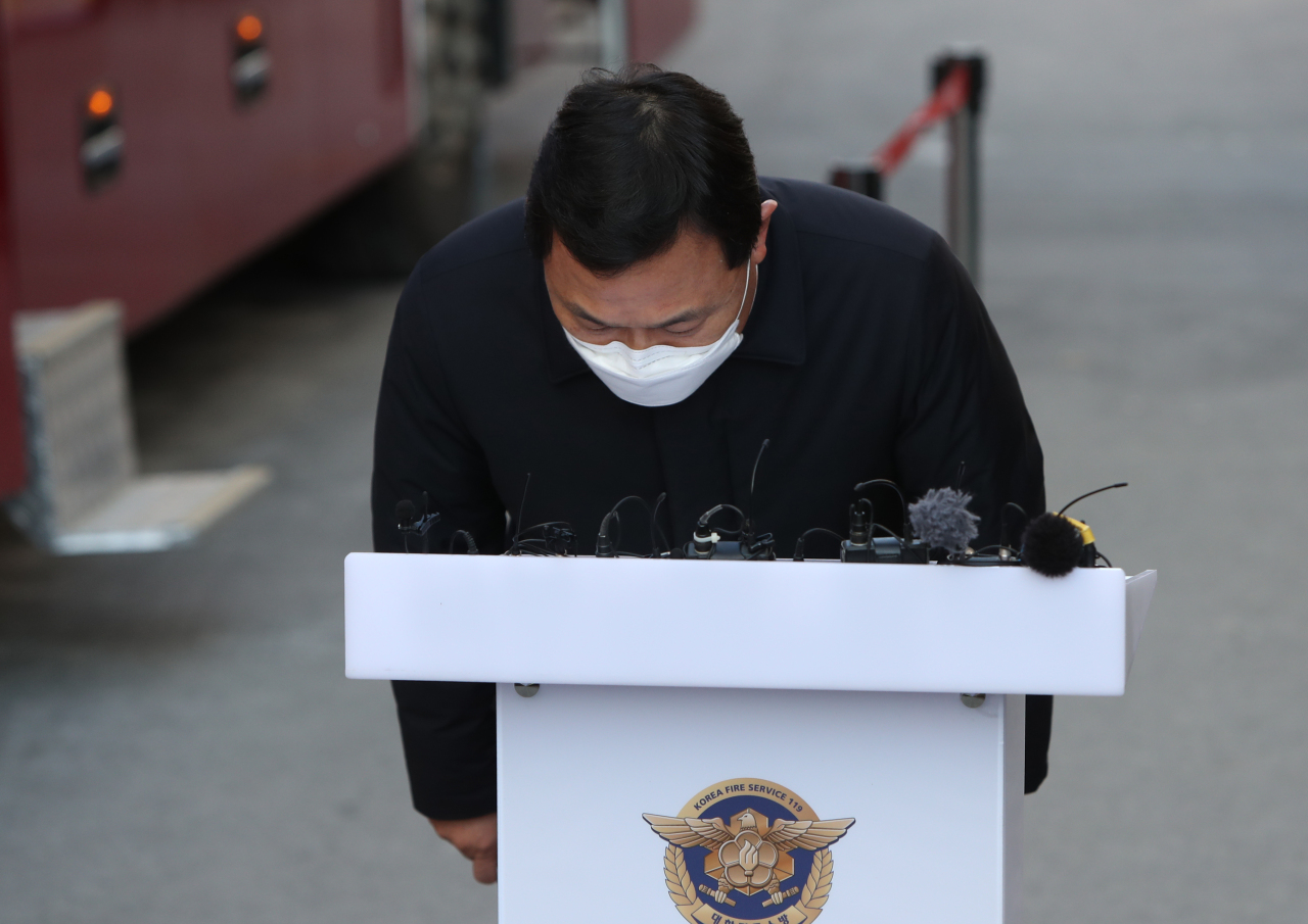 Yoo Byeong-gyu, the president of the Hyundai Development Company, bows his head during a public apology on Wednesday in Gwangju. (Yonhap)