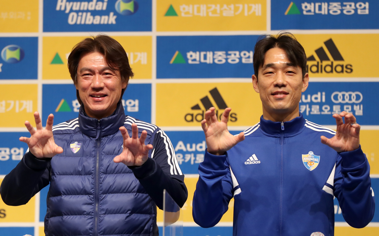 Ulsan Hyundai FC head coach Hong Myung-bo (L) and the team's forward Park Chu-young pose for photos during Park's introductory press conference in Geoje, South Gyeongsang Province, on Wednesday. (Yonhap)