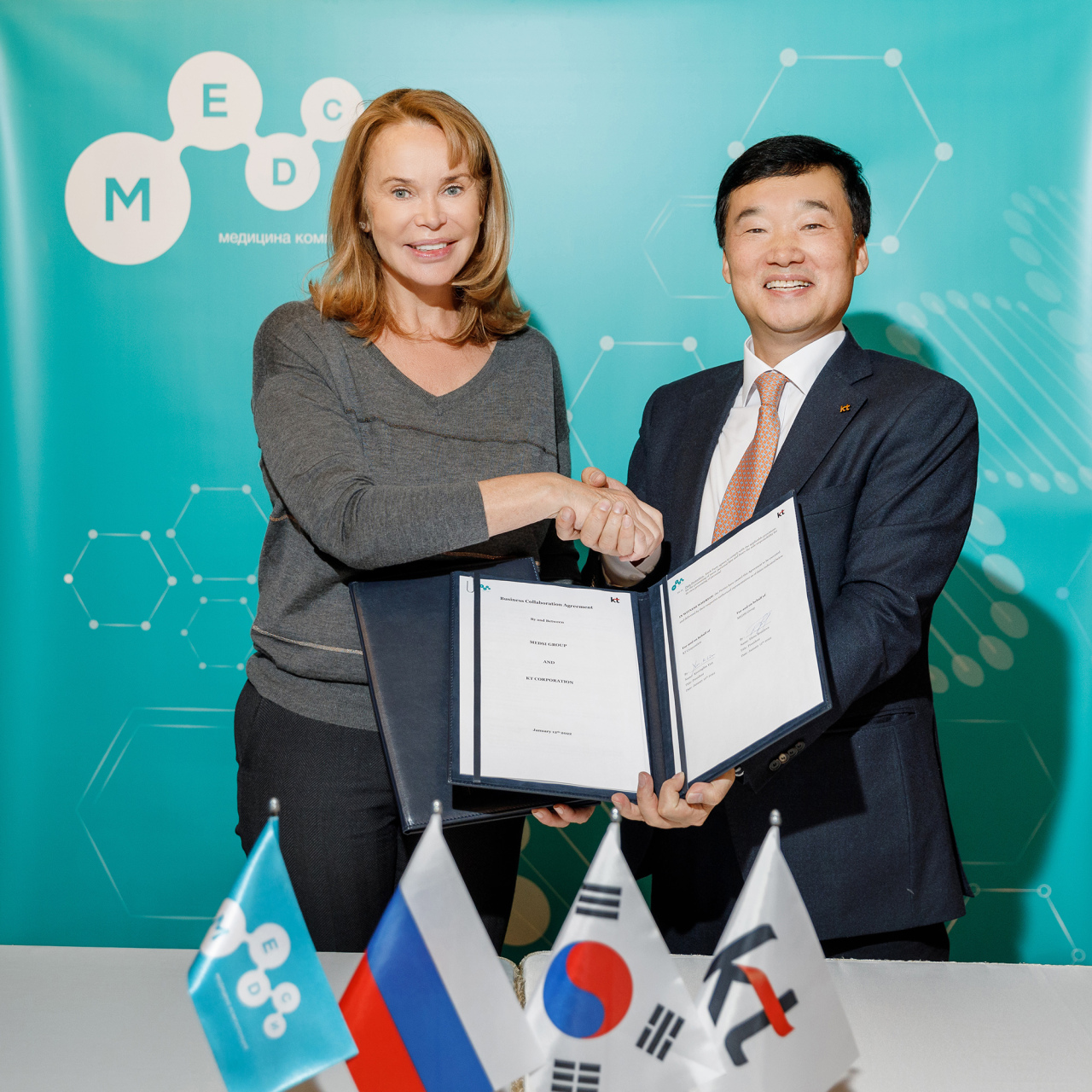 Medsi Group Chairwoman Elena Brusilova (left) and KT’s head of group transformation Yoon Kyung-lim pose for a photo during a signing ceremony held at Sistema headquarters in Moscow. (KT)