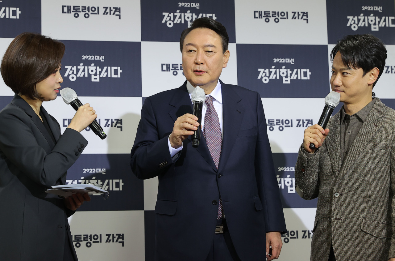 Presidential nominee Yoon Suk-yeol of the main opposition People Power Party answers questions from reporters Thursday prior to participating in a TV debate scheduled for four main presidential candidates. (Joint Press Corps)