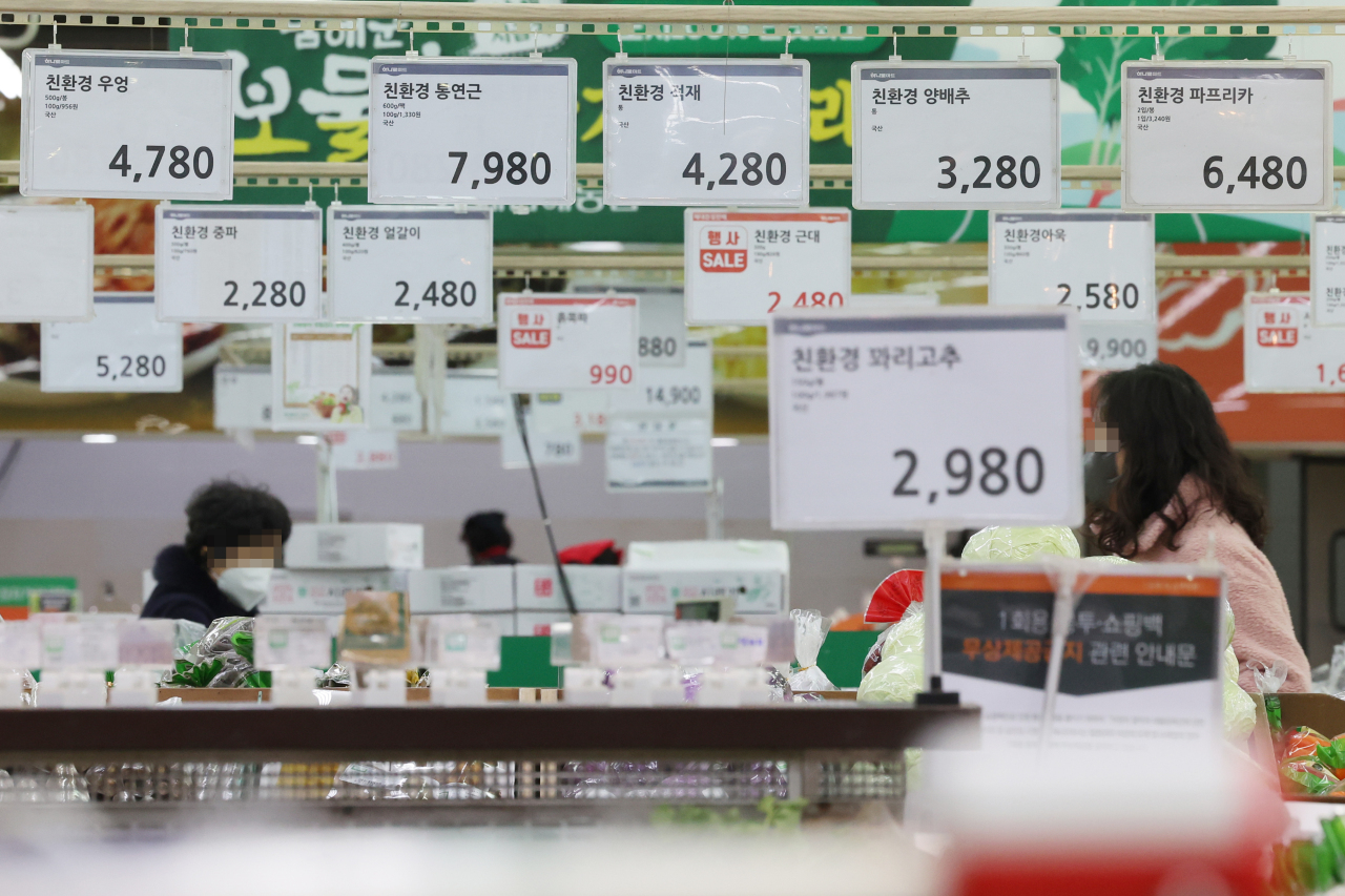 Price tags of goods are seen at a large discount chain in Seoul, Friday. (Yonhap)