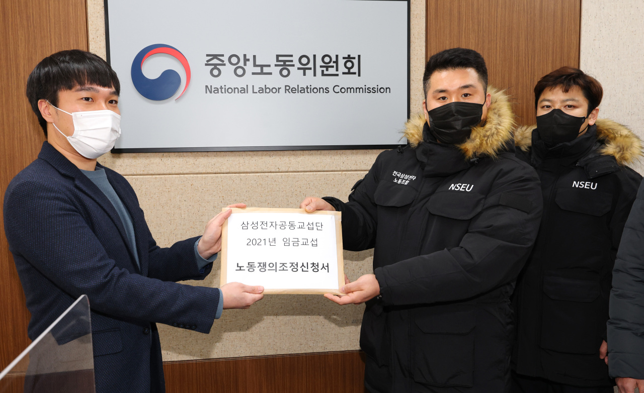 Representatives of the unionized workers apply for an arbitration to Korea’s National Labor Relations Commission in Sejong City on Friday. (Yonhap)