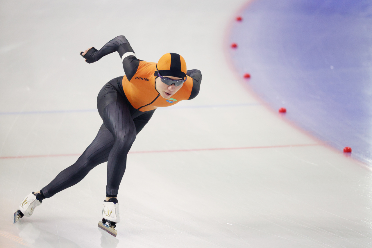 In this file photo from Jan. 27, 2022, Chung Jae-won of South Korea competes in the men's 500m at the National Speed Skating Championships at Taeneung International Rink in Seoul. (Yonhap)