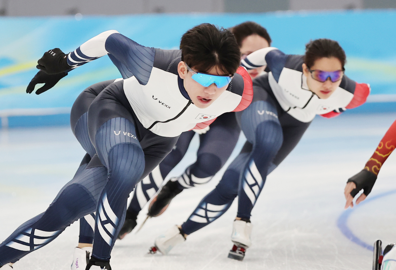 South Korean Olympic short track speed skaters train at Capital Indoor Stadium in Beijing on Sunday. (Yonhap)