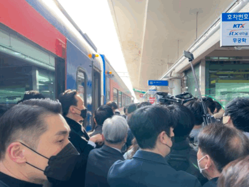 Supporters of Yoon Suk-yeol and reporters crowd the entrance of the Passion Train as the presidential candidate of the main opposition People's Power party boards the train at Jeonju Station on Saturday.  (Jo He-rim/The Korea Herald)